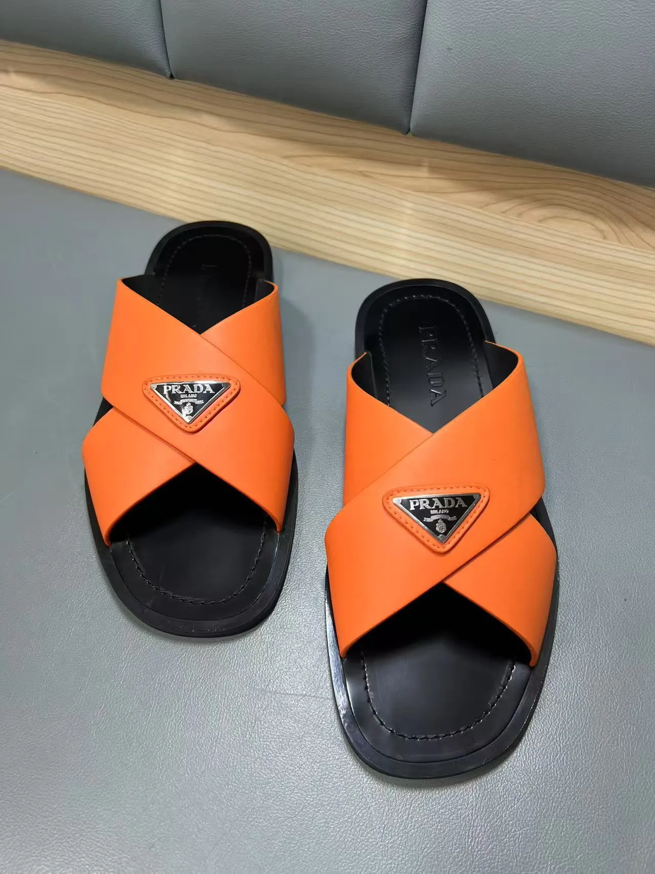 340💰PRADA Prada’s latest slippers are synchronized with the official website. This slipper is made of the brand’s unique and iconic Saffiano leather. The brand logo jumps out from the double straps, and the brand style is clearly visible. Cowhide gives men elegant charm and functional design, making it an ideal choice for vacation and leisure. Size:38-45
